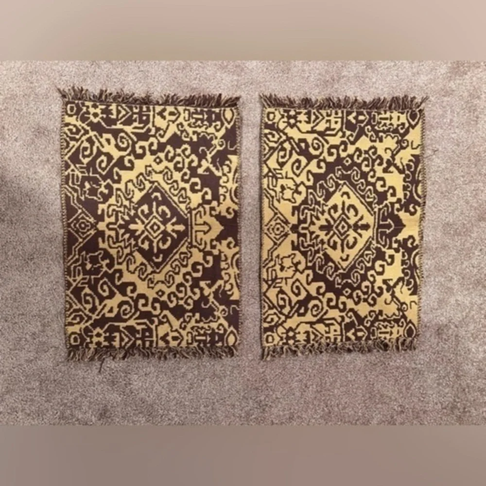 2 decorated placemats brown and‎ tan